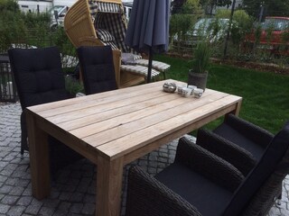 Gartentisch mit 4 gemütlichen Loungesesseln