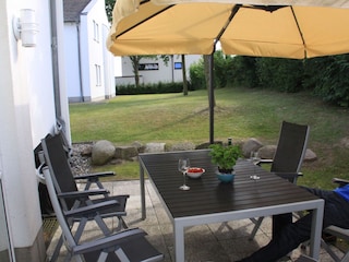 Terrasse mit Gartenmöbeln