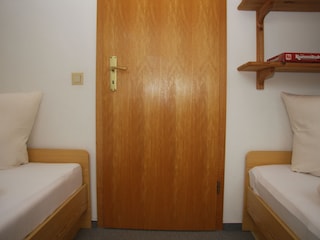 Schlafzimmer mit zwei Einzelbetten
