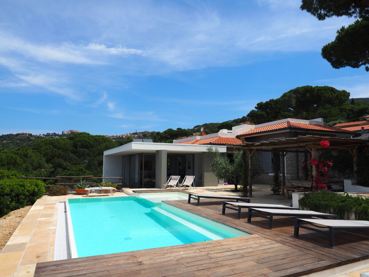 Blick über den Pool auf die Villa Casapicci