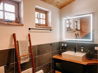 Badezimmer mit Badewanne im OG