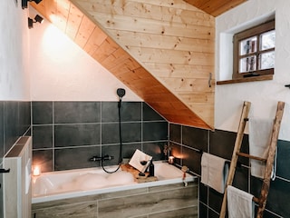 Badezimmer mit Badewanne im OG