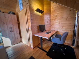 Homeoffice-Platz im großem Schlafzimmer