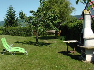 Garten mit Steingrill