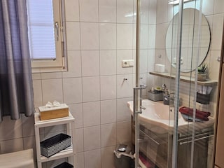 Badezimmer mit Dusche, Fussbodenheizung, WC getrennt
