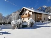 Haus Berta Hintergrund Bergwelt Hahnenkamm