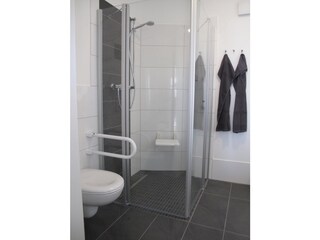ebenerdige Dusche mit Sitz und Griffen