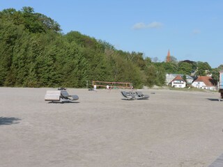 Volleyballfeld mit Liegesitzen