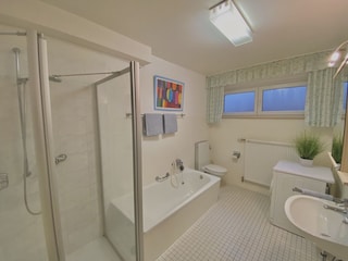 Helles Bad mit Tageslicht