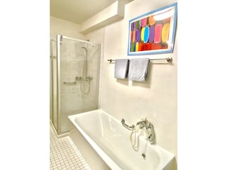 Bad mit bodentiefer Dusche und Badewanne