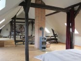 Loft mit Bett und Kamin