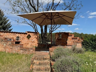 Grillterrasse mit Grill aus backsteinen und gusseiserne