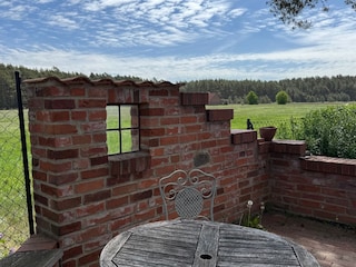 Grillecke mit Blick auf Feld und Wald