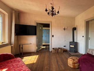Wohnzimmer mit Kamin und Fernseher