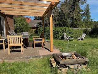 Terrasse und Liegen im Garten