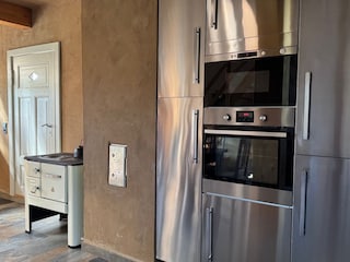 Küche mit Backofen, Mikrowelle, Kühl- und Gefrierschran