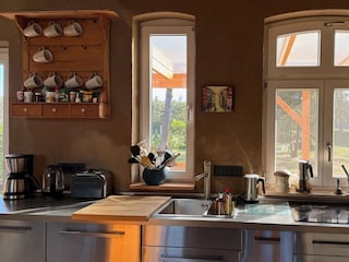 Küchenzeile mit Induktionsochfeld und Geschirrspüler