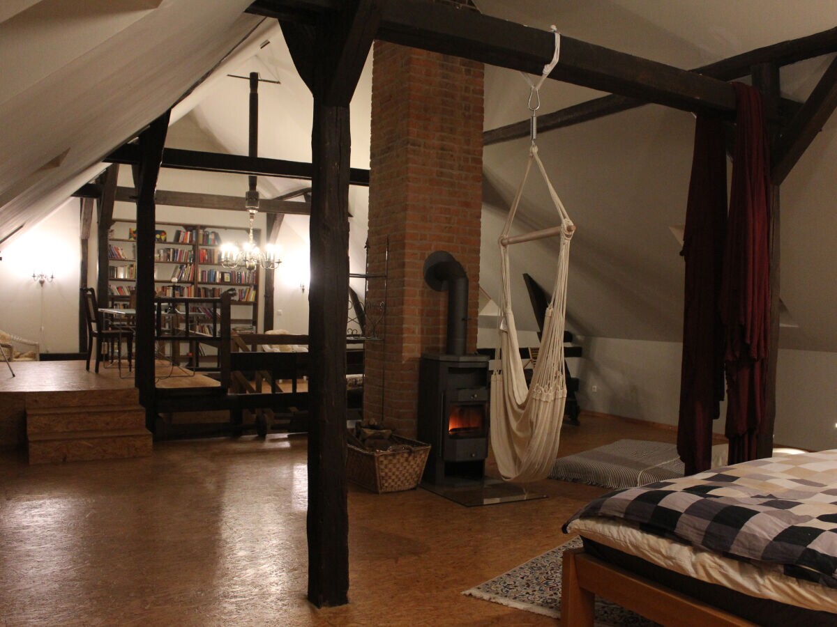 Loft mit Bett und Kamin_2