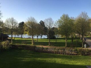 Blick auf den Niblumer Dorfteich de Meere