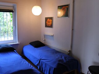 Das Schlafzimmer mit zwei Einzelbetten