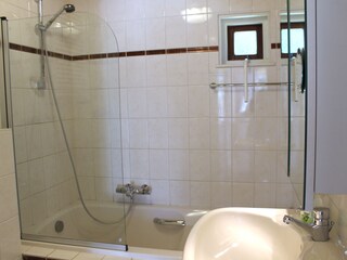 Das Badezimmer mit Duschbad