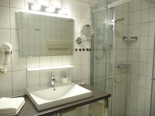 Bad mit bodengleicher Glasdusche