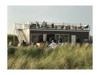Strandbar mit Aussichtsdeck zum Meer