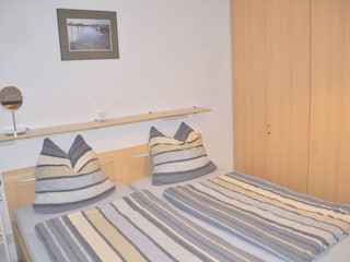 Das Schlafzimmer mit  geräumigen Kleiderschrank