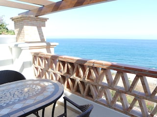 Sonniger Balkon mit Esstisch