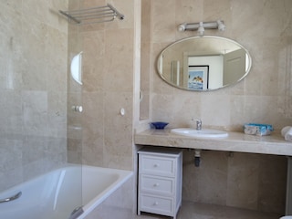 Badezimmer mit Duschwanne