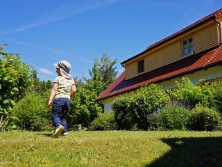 Garten hinter Ferienwohnung