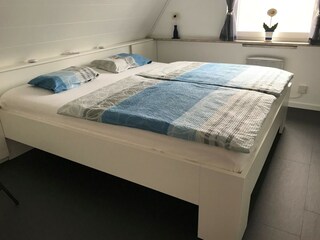 Schlafzimmer mit Doppelbett