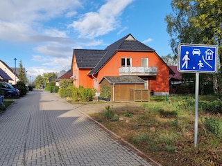 Hausansicht von der Einfahrt in die Spielstraße