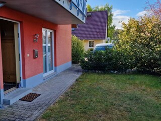 Wohnungseingang mit angrenzenden Parkplatz