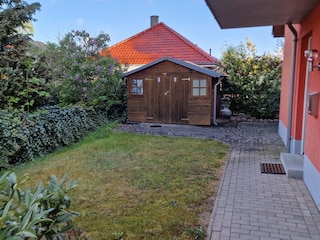 Fahrradschuppen u. Rasenfläche zur indivduellen Nutzung