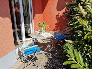 Frühstücksterrasse mit Zugang zum Wohnbereich