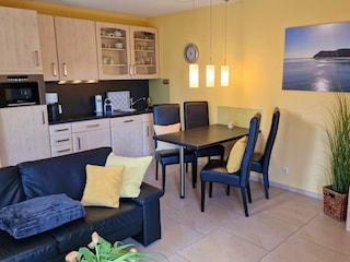 Offener Küchenbereich mit Esstisch