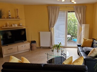 Wohnbereich mit Blick zur Frühstücksterrasse