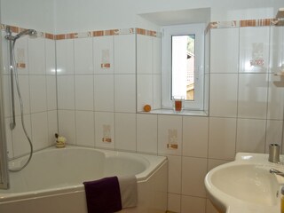 Bad mit großer Eckbadewanne