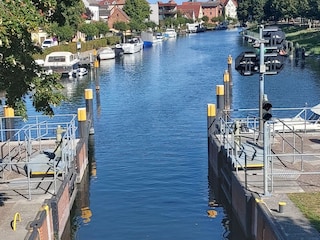 Altstadt Plau am See von der Plauer schleuse