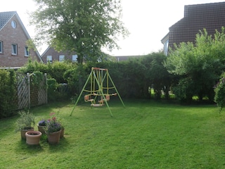 Ferienhaus -Garten mit Kinderschaukel