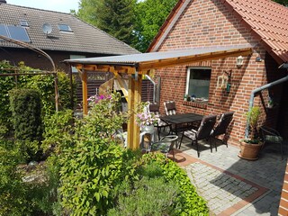 Überdachte Terrasse im schönen Blumengarten