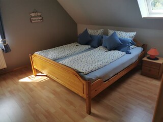 Schlafzimmer mit Doppelbett 180x200