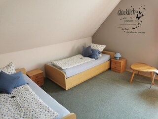 Großes Schlafzimmer mit zwei Einzelbetten