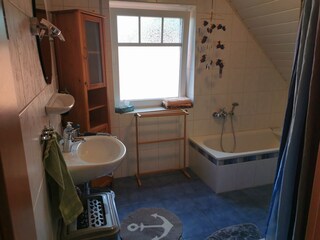 Badezimmer mit Dusche, WC, Wanne, Handtücher, Fön,