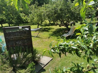 Großer Garten mit Insektenhotel