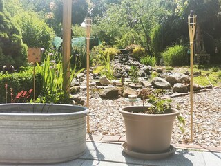 Garten..... Mit bienenfreundlichen Blumen und Bachlauf