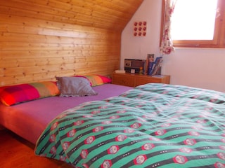 Schlafen EG, Bett 160x 200 mit Babybettchen