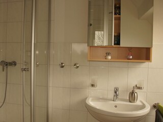 Badezimmer mit großer Dusche (WC separat, ohne Abbild.)