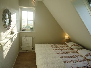 Schlafzimmer 1 mit zwei Boxspring Einzelbetten